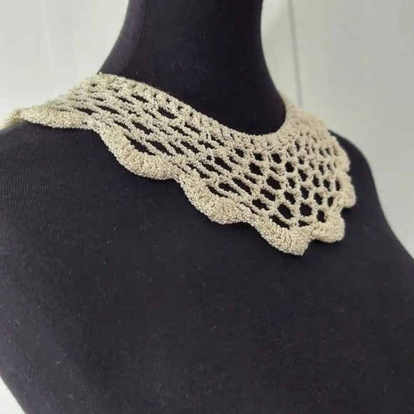 Vintage White Crocheted Collar Buttons in the back - Picture 9 of 10